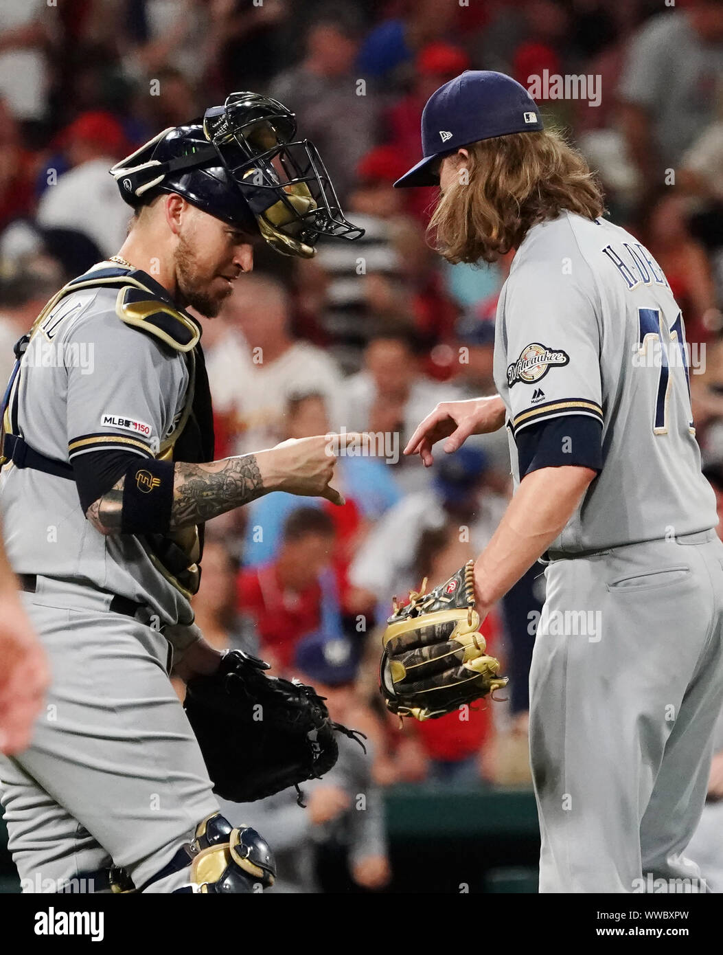 Yasmani Grandal Milwaukee Brewers catcher pitcher et Josh Hader célèbrent leur victoire de 5-2 sur les Cardinals de Saint-Louis au Busch Stadium de Saint-louis le Samedi, Septembre 14, 2019. Photo de Bill Greenblatt/UPI UPI : Crédit/Alamy Live News Banque D'Images