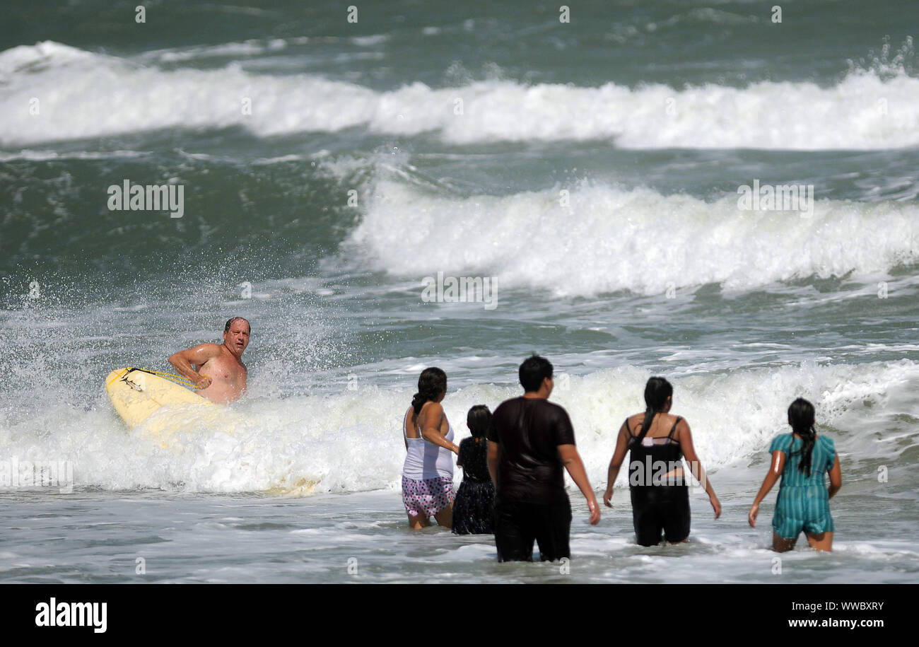 En Floride, aux États-Unis. 14Th Sep 2019. Les amateurs de plages profitez de la rough surf générés par la tempête tropicale Humberto comme il se déplace vers le nord au large des côtes de la Floride. Credit : SOPA/Alamy Images Limited Live News Banque D'Images