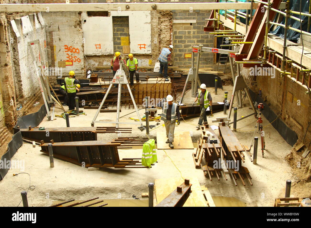 La construction du site commençant par le rez-de-chaussée, cave [ ]. Bon nombre des résidents riches dans le centre de Londres ont des extensions de cave pour construire des piscines ou un parking souterrain. Les constructeurs qualifiés ingénieurs civils qualifiés.. La construction qualifiés. Travail spécialisé. Gens intelligents. les personnes fortes. Mettre en place les gens. Les gens qui travaillent dur. Les travailleurs britanniques. La force de travail. La main-d'œuvre. Le groupe de travail de la population. Banque D'Images