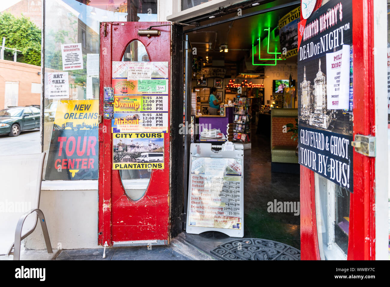 New Orleans, USA - 22 Avril 2018 : bureau de l'agence de voyage Tourisme signe avec des billets en vente pour plantation, visite à pied du quartier des Jardins Banque D'Images