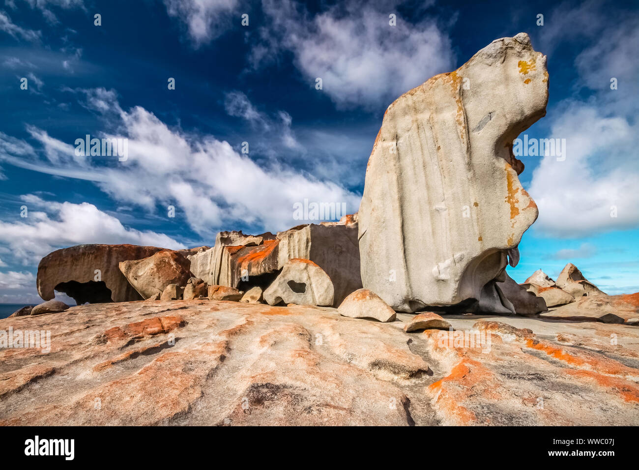 Remarkable Rocks avec ciel bleu et blanc, vue impressionnante sur l'île kangourou en Australie Banque D'Images