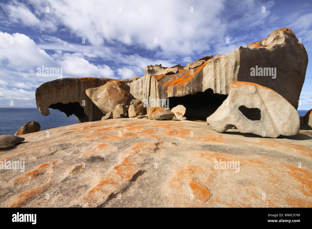 Remarkable Rocks avec ciel bleu et blanc, vue impressionnante sur l'île kangourou en Australie Banque D'Images