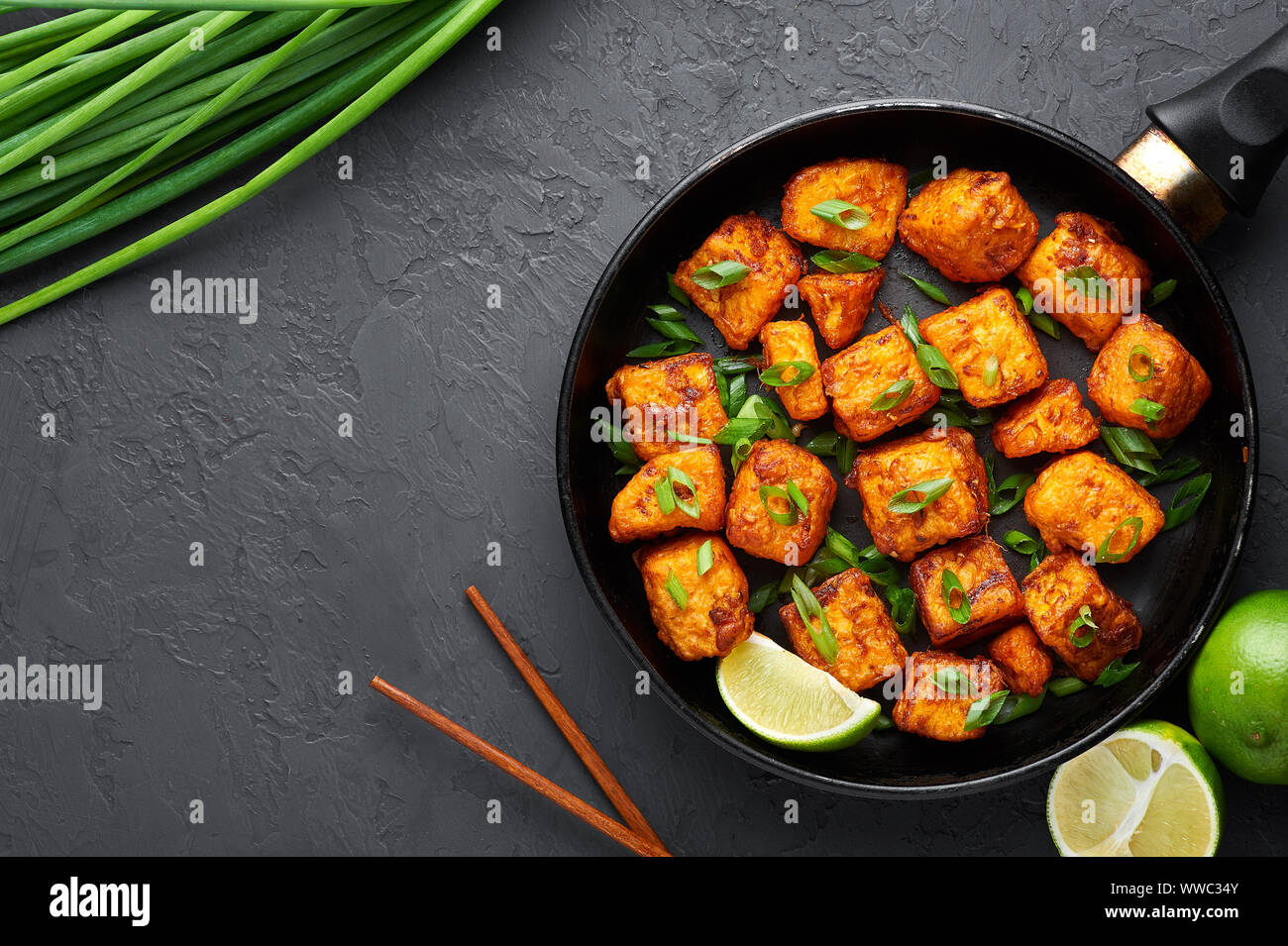 Paneer Mandchou ou Paneer 65 dans pan au fond béton noir. Paneer Mandchou est Indian cuisine Chinoise plat d panner le fromage, les tomates, l'oni Banque D'Images