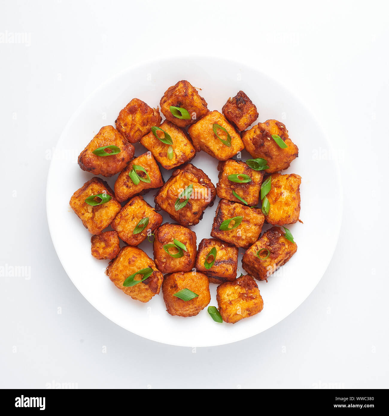 Paneer Mandchou ou Paneer 65 isolé sur fond blanc. Paneer Mandchou est Indian cuisine Chinoise plat d panner le fromage, les tomates, l'oignon, le soja Banque D'Images