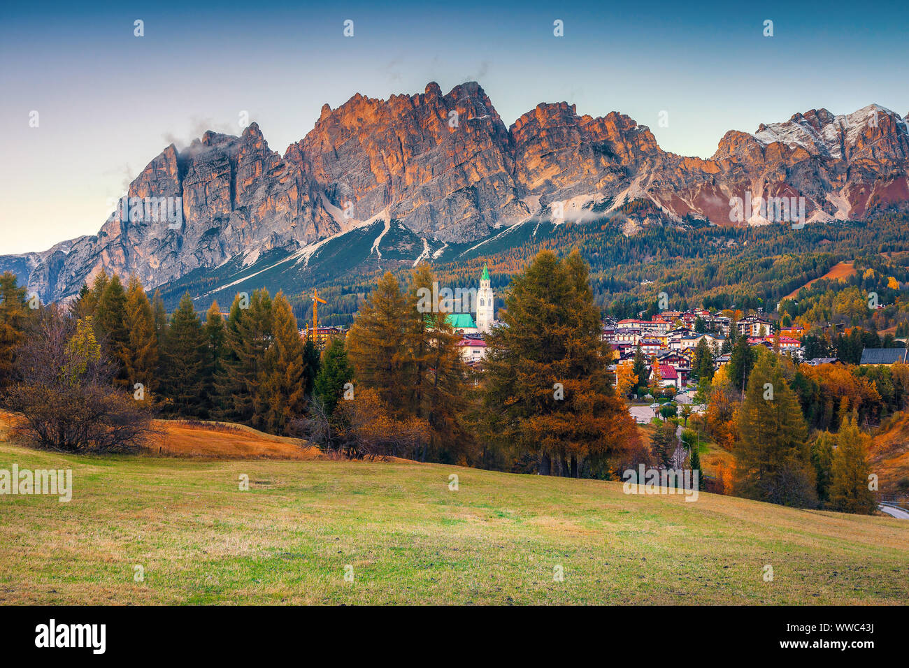 Station de montagne pittoresque avec le coucher du soleil et de hautes montagnes enneigées en arrière-plan, Cortina d'Ampezzo, Dolomites, Tyrol du Sud, Italie, Europe Banque D'Images