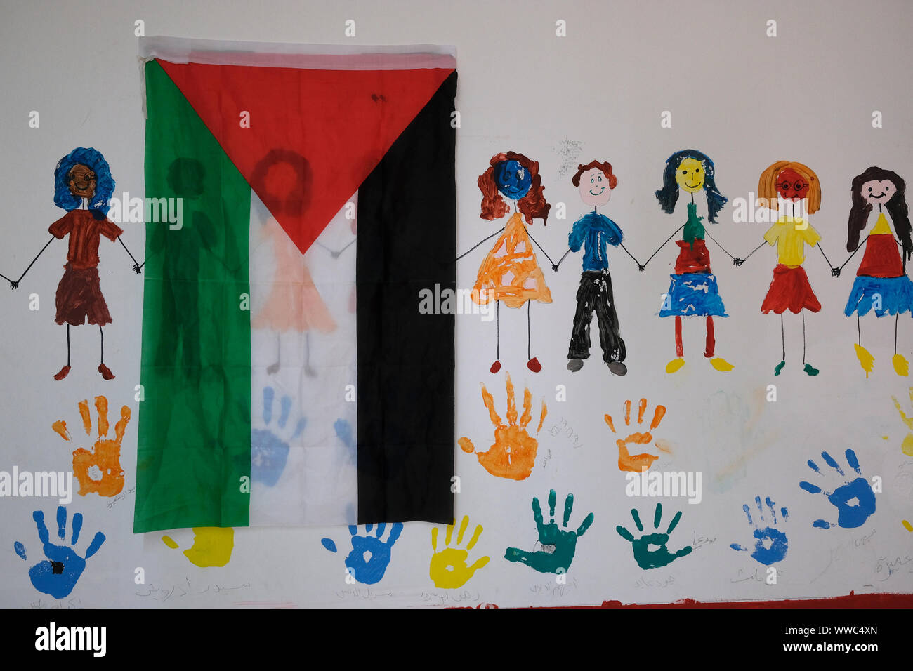 Le drapeau palestinien placé sur drwaing d'enfants au centre Al-Rowwad dans Aïda également orthographié 'Ayda, un camp de réfugiés palestiniens situé à 2 kilomètres au nord de Bethléem en Cisjordanie centrale créée en 1950 par des réfugiés de la Jérusalem et Hébron. Territoires palestiniens, Israël Banque D'Images