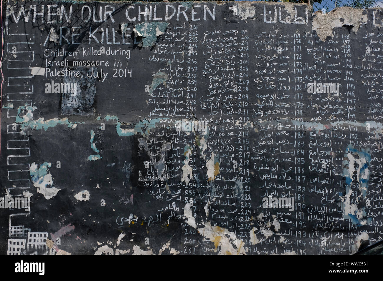 Longue liste d'enfants palestiniens tués au cours d'un assaut israélien en juillet 2014, peint à l'entrée d'Aida également orthographié 'Ayda, un camp de réfugiés palestiniens situé à 2 kilomètres au nord de Bethléem en Cisjordanie centrale créée en 1950 par des réfugiés de la Jérusalem et Hébron. Territoires palestiniens, Israël Banque D'Images