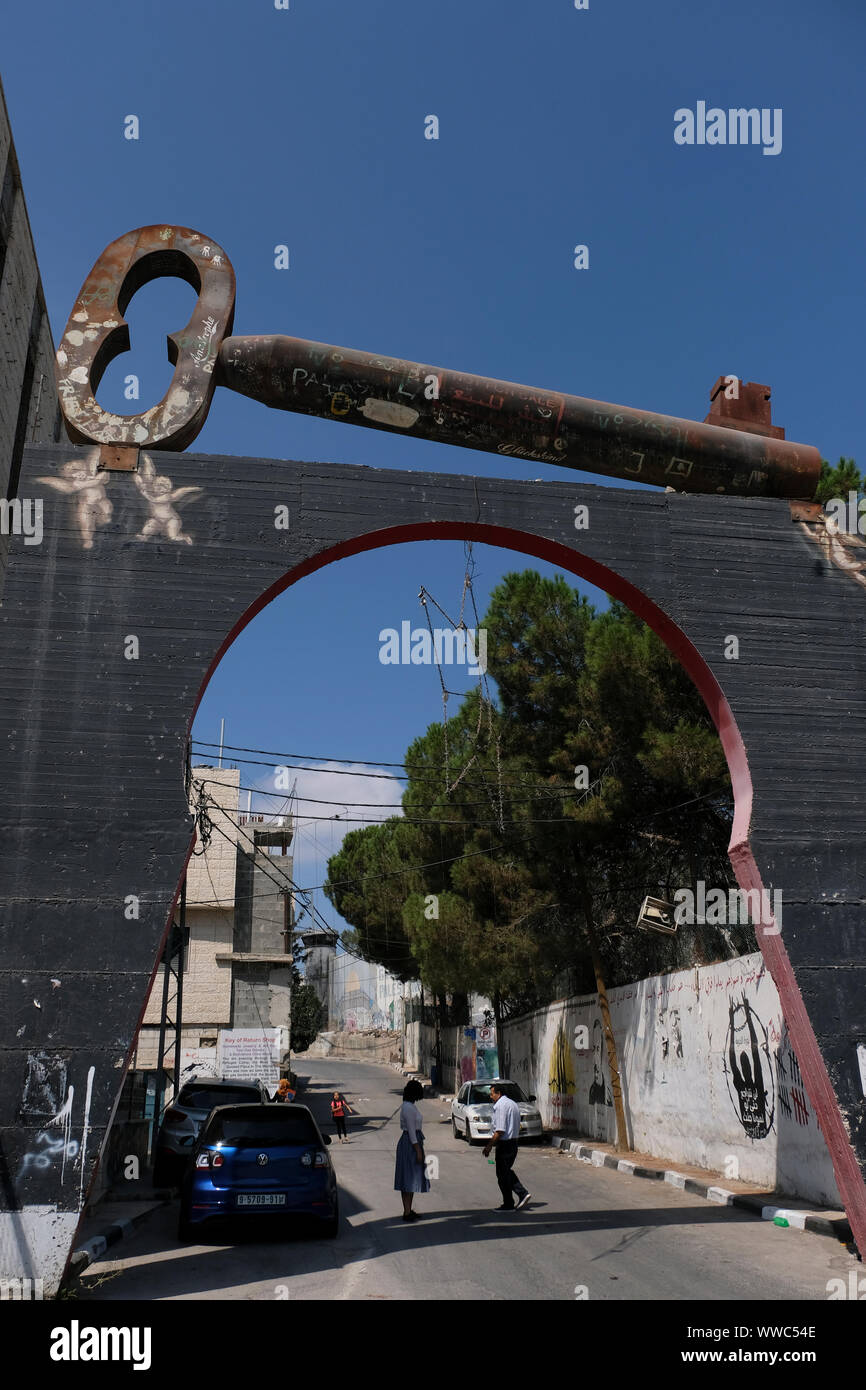 Un énorme, fer à repasser, une clé de retour" repose sur la porte d'entrée pour le camp de réfugiés de Aida au nord de Bethléem en Cisjordanie centrale, créé en 1950 par des réfugiés de la région d'Hébron et Jérusalem. De telles clés symbolisent celles conservées comme souvenirs par de nombreux Palestiniens qui ont quitté leurs foyers en 1948 et sont des symboles palestinienne de soutien au droit de retour. Banque D'Images