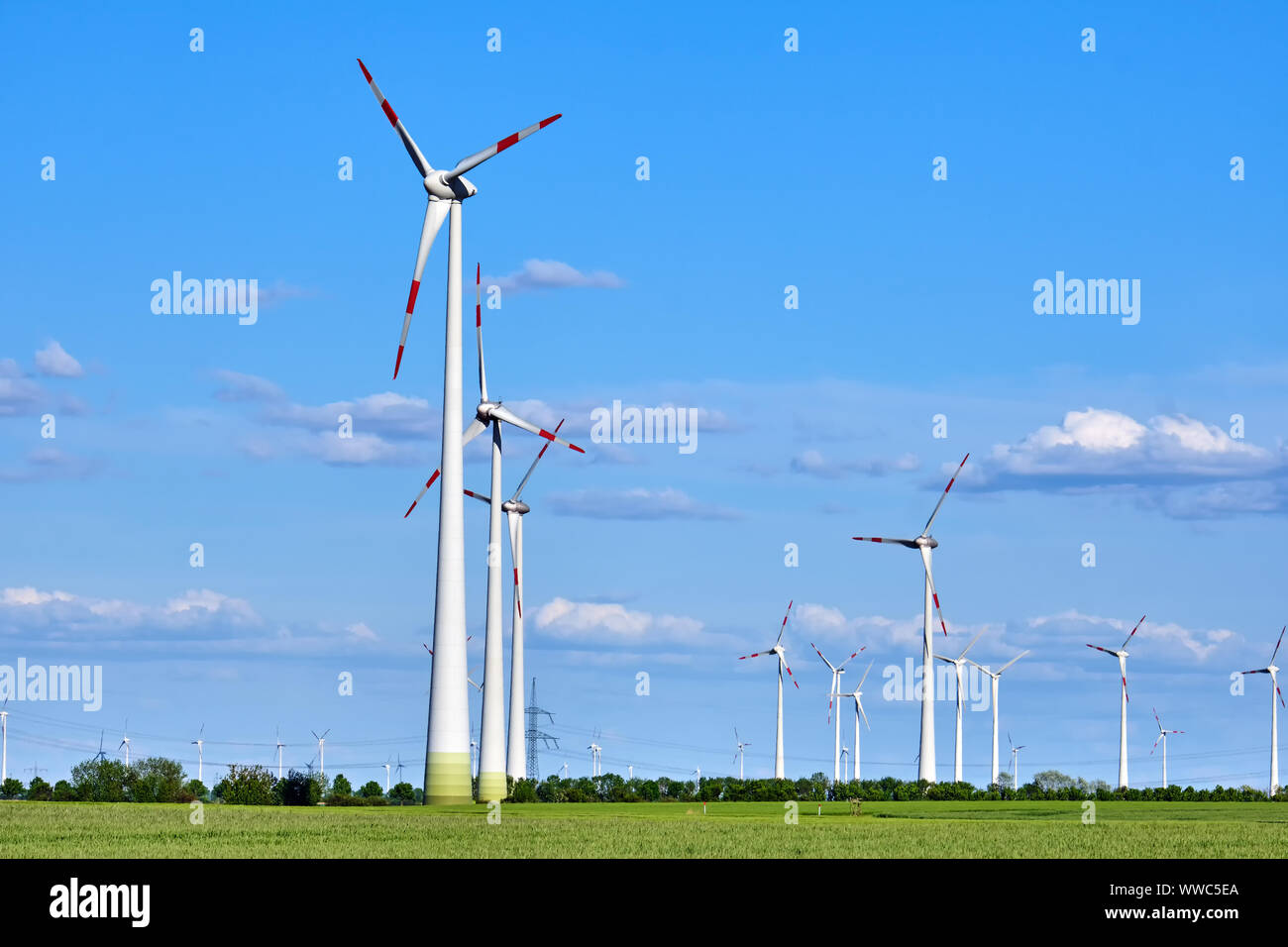 Les générateurs d'énergie éolienne dans les régions rurales de l'Allemagne vu Banque D'Images