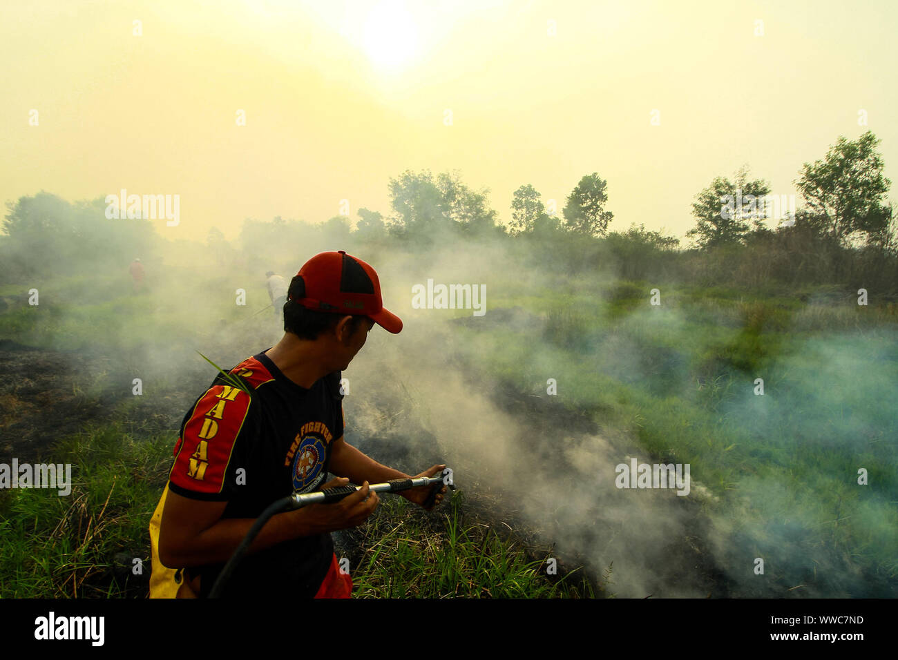 Banyuasin, au sud de Sumatra, en Indonésie. 13 Sep, 2019. Au sud de Sumatra, Indonésie - 15 SEPTEMBRE : les pompiers de l'Indonésie a essayé d'éteindre le feu de forêt à Sungai Pinang village le 13 septembre, 2019 dans Banyuasin regency, province de Sumatra du sud, l'Indonésie. Les feux de forêts de l'Indonésie a causé certaines parties de Sumatra d'être couverte de brume et inclus à Singapour et en Malaisie. Credit : Sijori Images/ZUMA/Alamy Fil Live News Banque D'Images