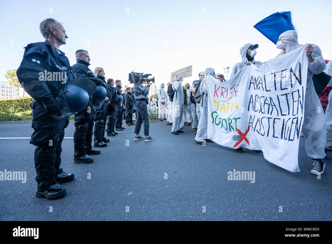 Francfort, Allemagne. 15 Sep, 2019. 15 septembre 2019, Hessen, Frankfurt/Main : Les militants de "l'engrenage" et en bloquer l'entrée ouest de l'IAA et faire face à la police. Dpa : Crédit photo alliance/Alamy Live News Banque D'Images