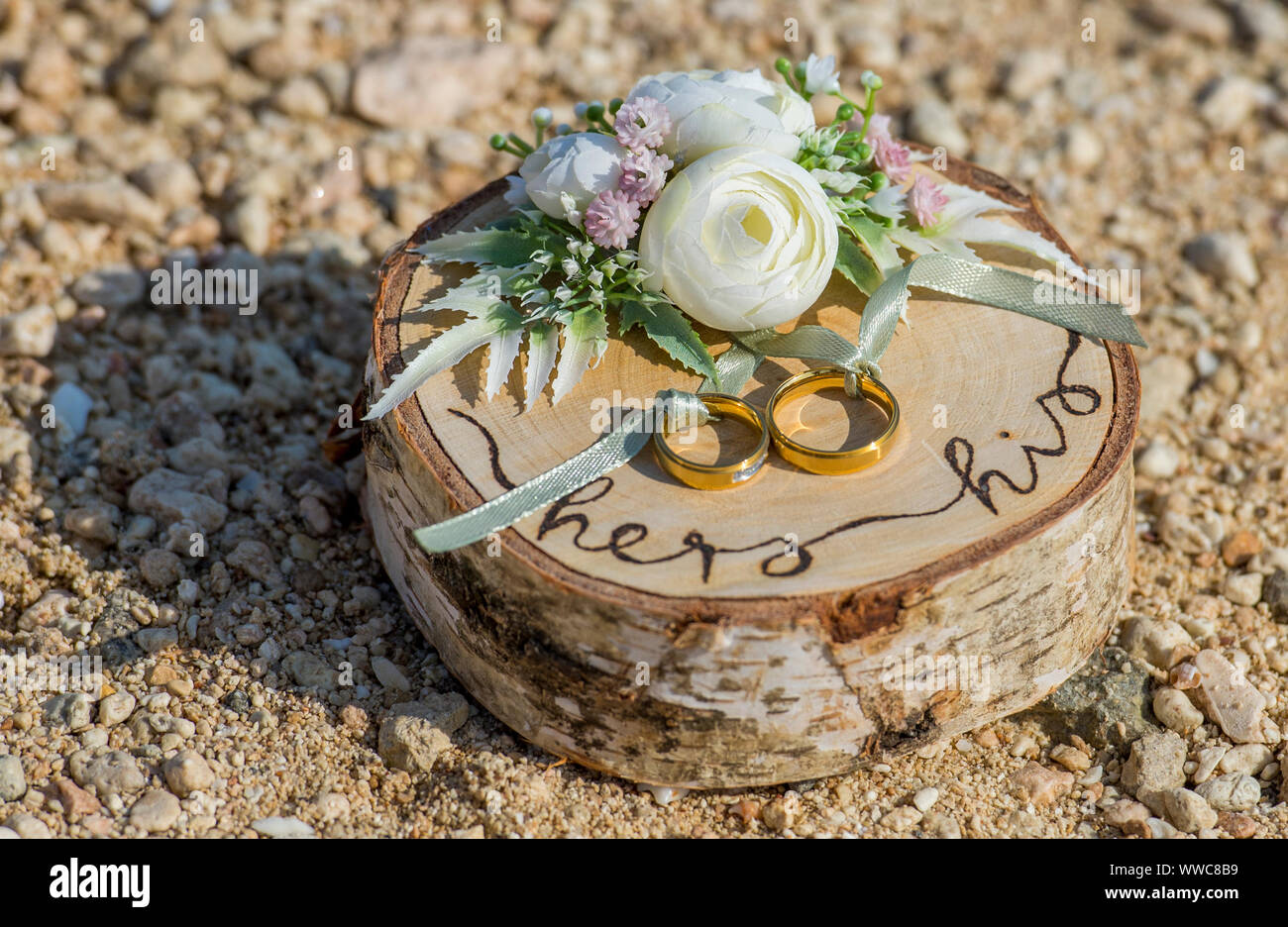 Or les mariés mariage décoration avec une cale en bois sur la plage de sable tropicale Banque D'Images