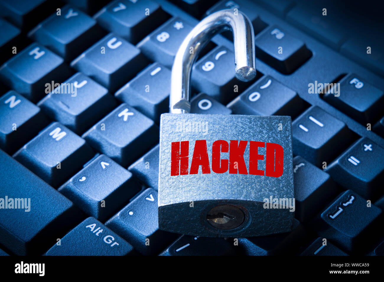 Concept de sécurité cybernétique cadenas ouvert sur le clavier de l'ordinateur. Banque D'Images