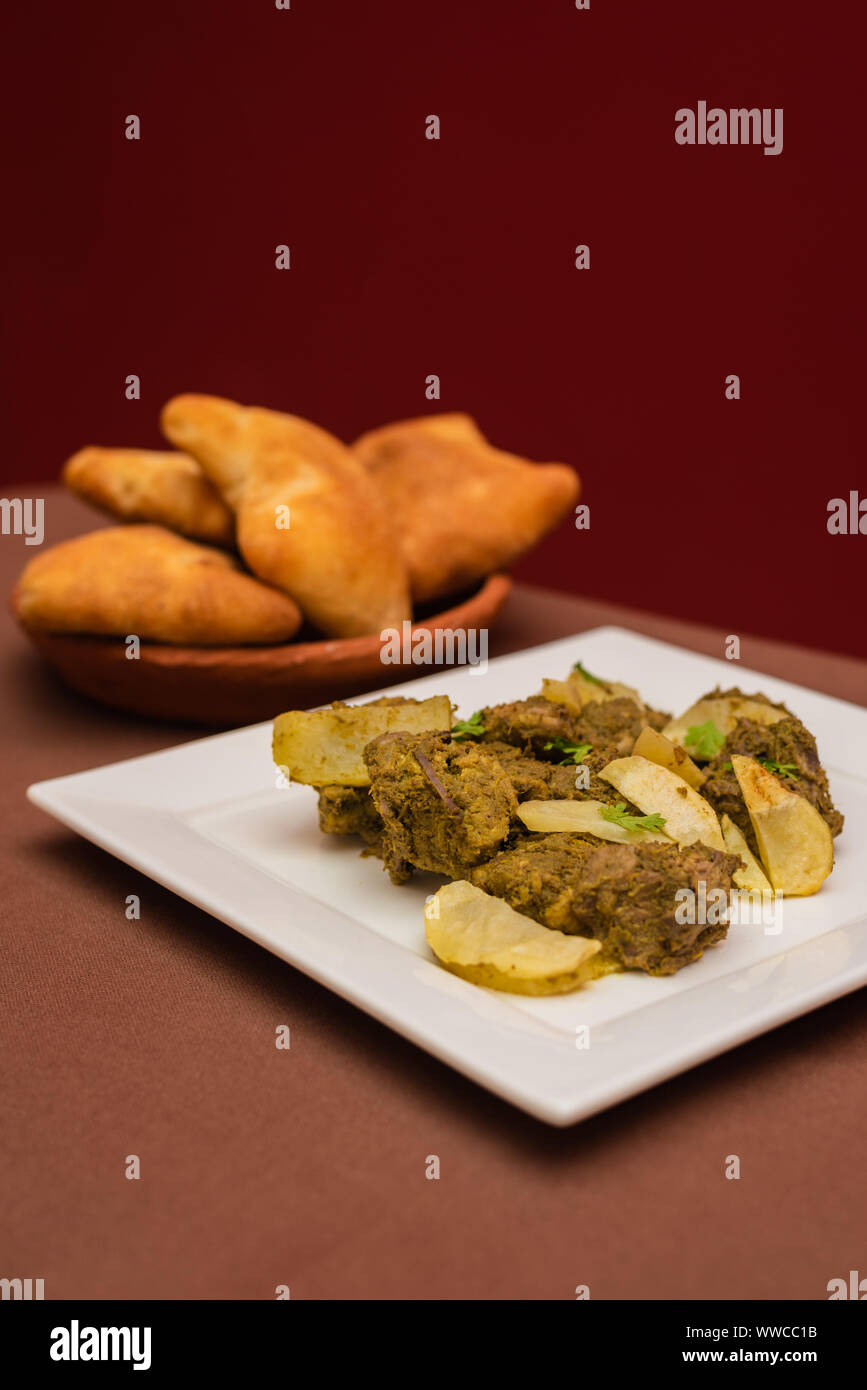 Poulet mariné plat indien cafreal avec beaucoup de feuilles de coriandre coriandre, gingembre)(, l'ail,le jus de lime ainsi que des épices sèches et servi avec pain Banque D'Images