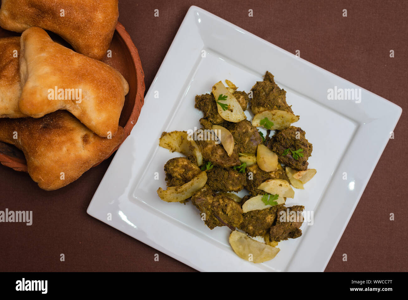 Poulet mariné plat indien cafreal avec beaucoup de feuilles de coriandre coriandre, gingembre)(, l'ail,le jus de lime ainsi que des épices sèches et servi avec pain Banque D'Images