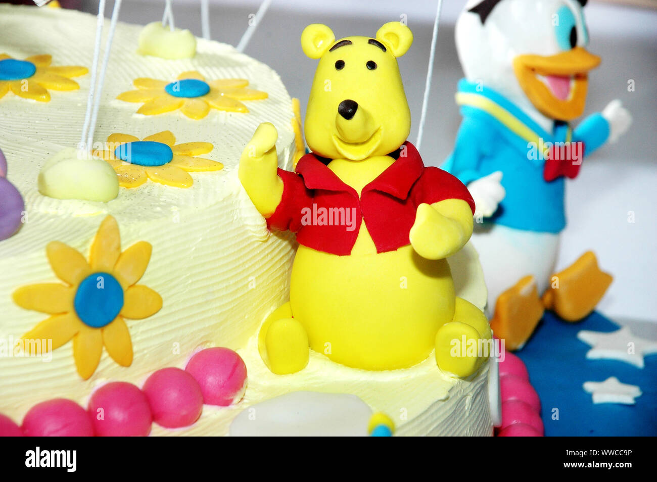 Gateau D Anniversaire Colore Decore Avec Peu De Personnages De Dessins Animes Sur Le Dessus Photo Stock Alamy Gateau D Anniversaire Colore Decore Avec Peu De Personnages De Dessins Animes Sur Le Dessus Photo Stock Alamy