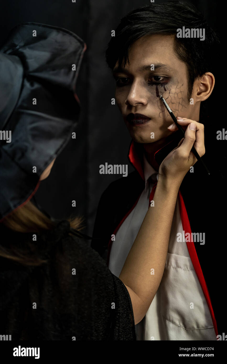 Maquilleur n'Asain adolescent maquillage pour Halloween Costume Vampire comme préparer pour le carnaval d'Halloween Party Banque D'Images