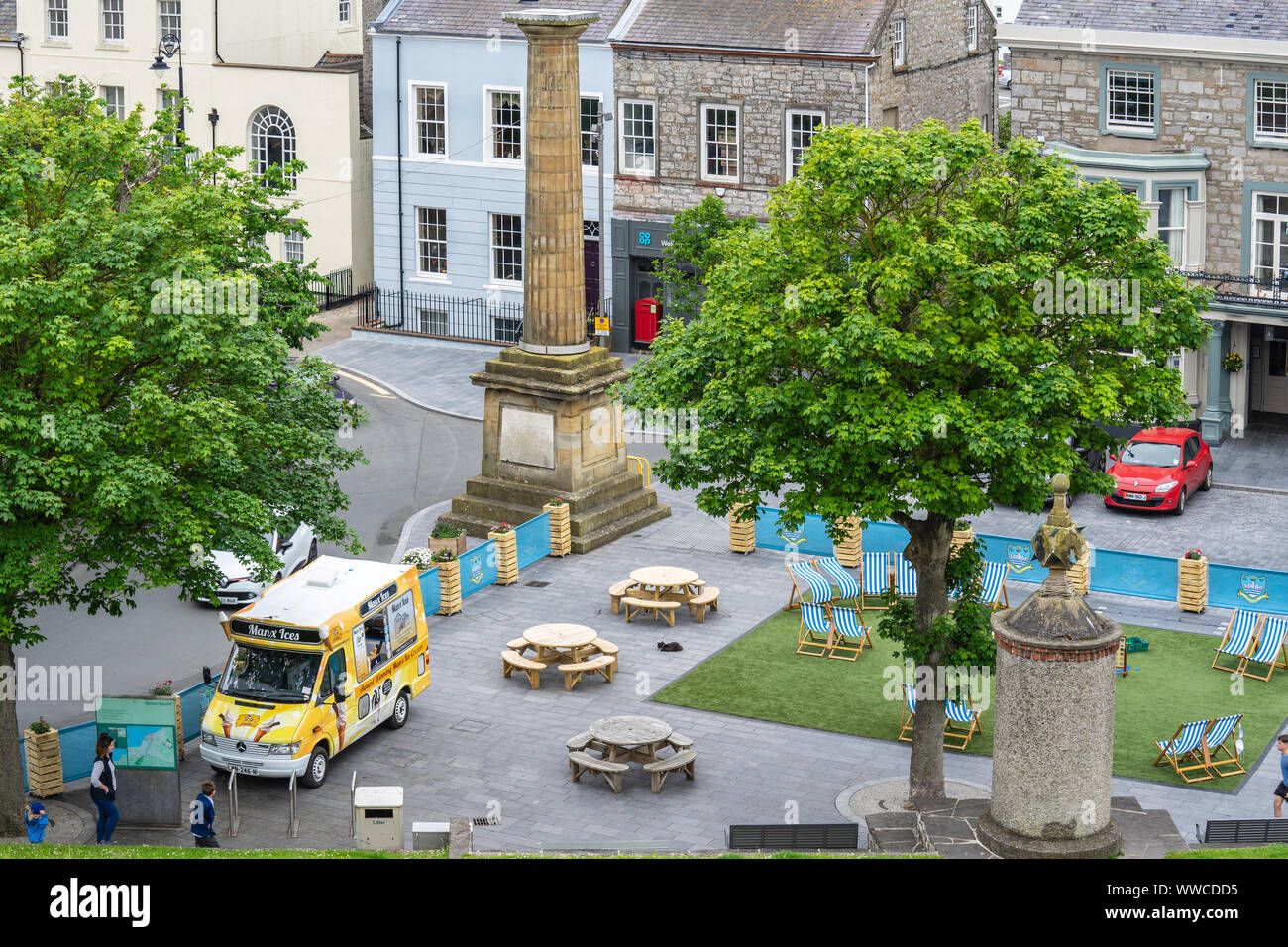 Castletown, Ile de Man, le 15 juin 2019. À la recherche de Castle Rushen, sur la place du marché de Castletown avec Ice cream van Banque D'Images