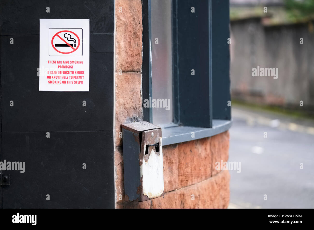 Aucun signe de fumer et metal cendrier extérieur pub Banque D'Images