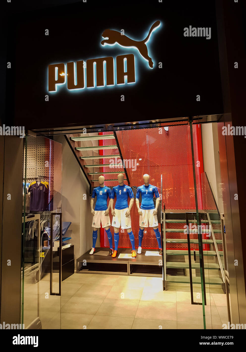 FLORENCE, ITALIE - 18 septembre 2016 : Détail de la boutique Puma à  Florence, Italie. C'est européenne multinationale pour forathletic et  occasionnels foo Photo Stock - Alamy