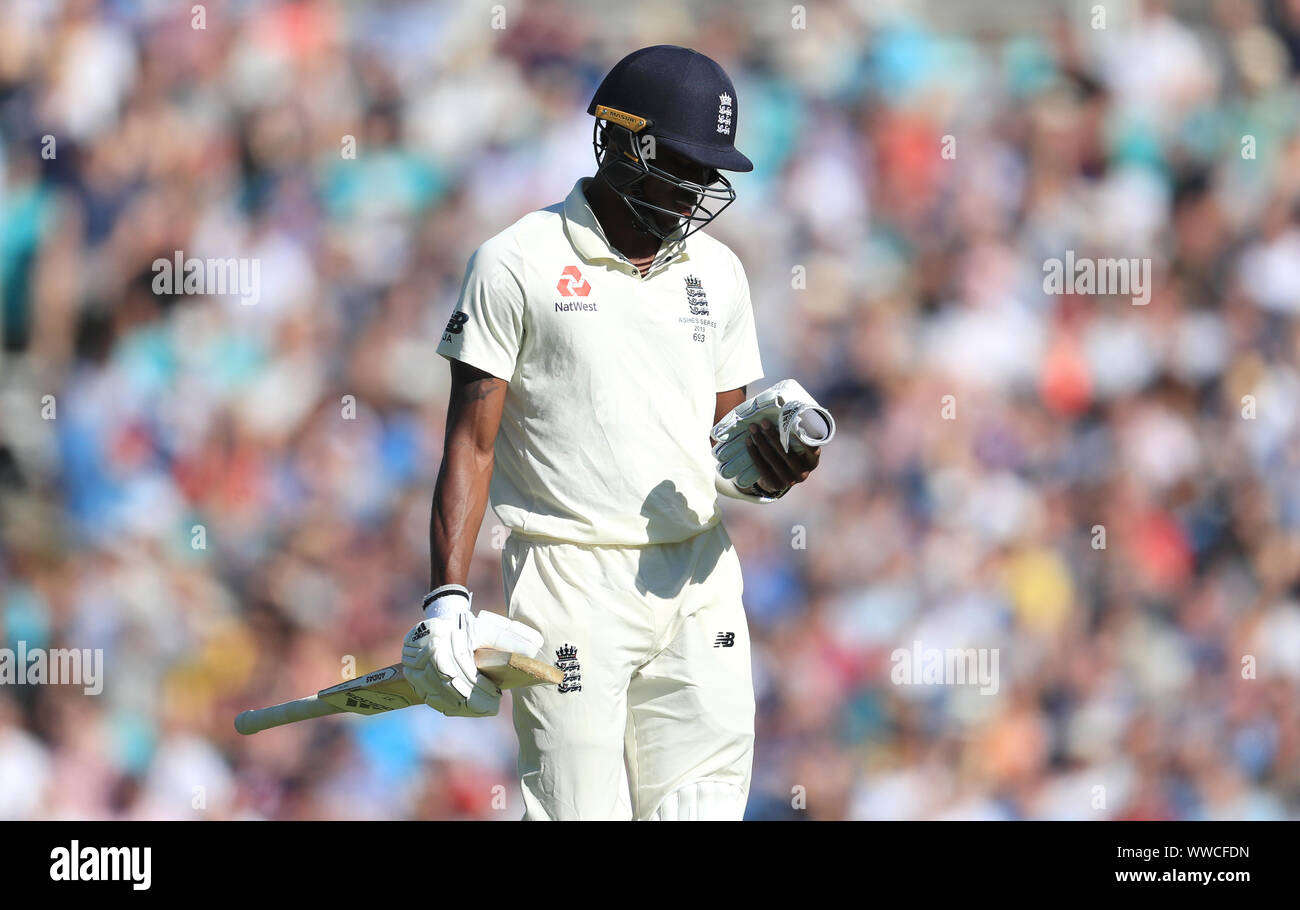 L'Angleterre Jofra Archer regarde sa main après avoir été rejeté au cours de la quatrième journée de la cinquième test match à l'Ovale de Kia, Londres. Banque D'Images