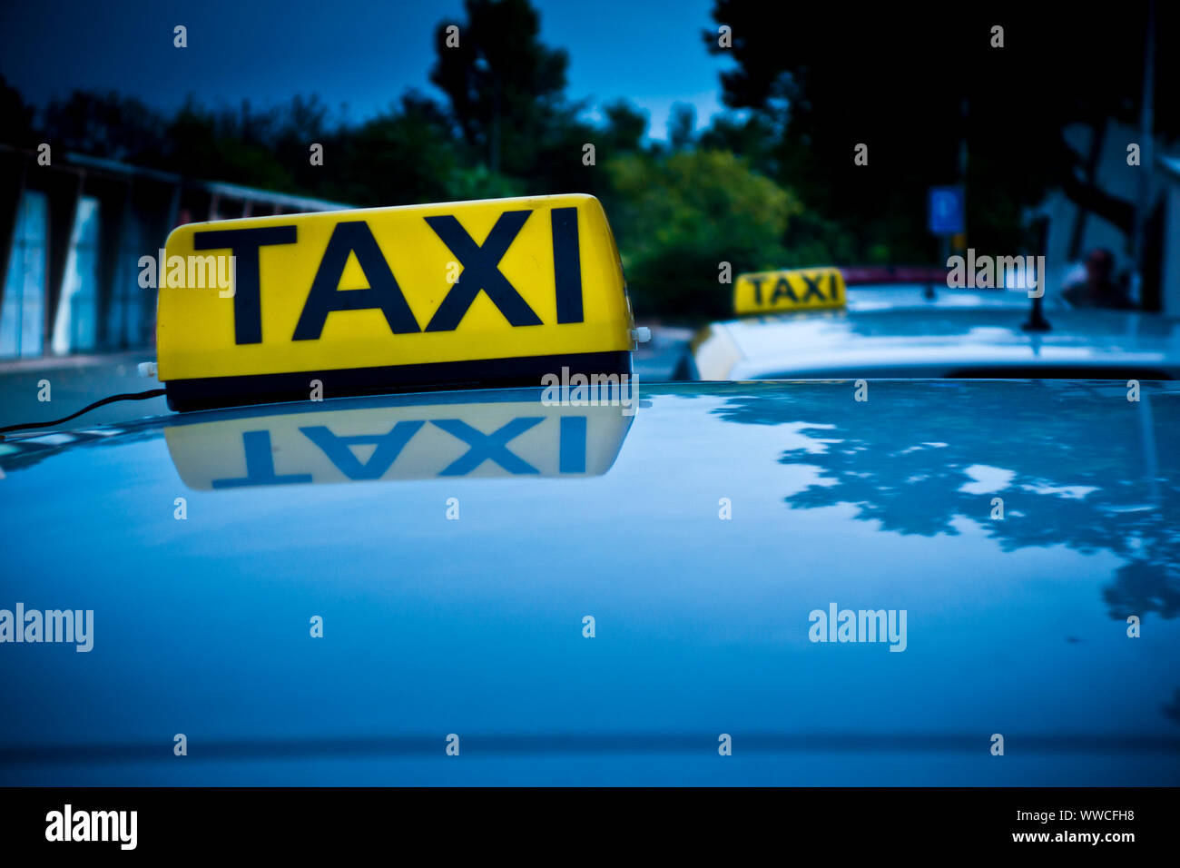 Les taxis, des panneaux jaunes dans une rangée Banque D'Images