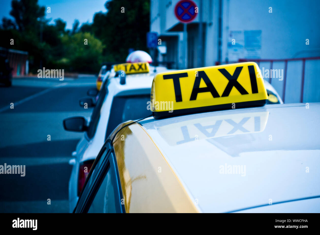 Les taxis, des panneaux jaunes dans une rangée Banque D'Images