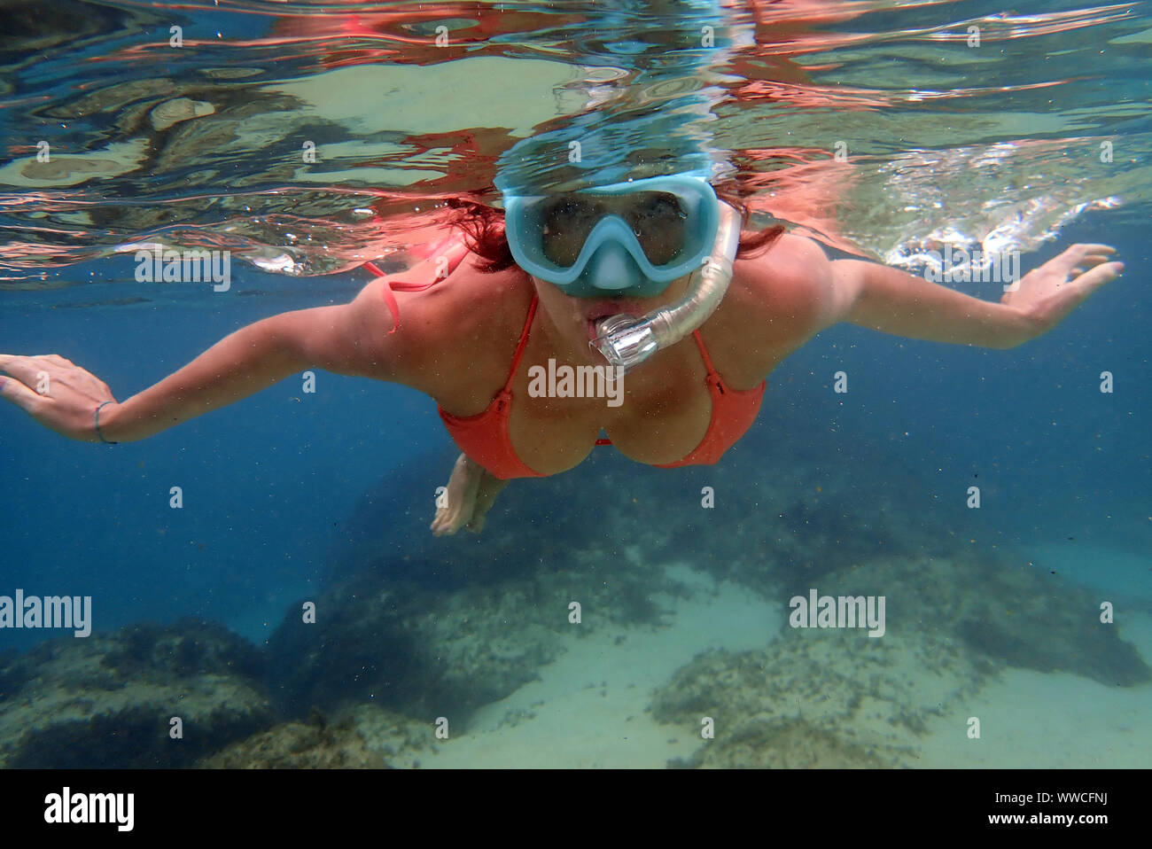 Jeune femme côte plongée l'île de Porto Santo Madère Portugal Europe Banque D'Images