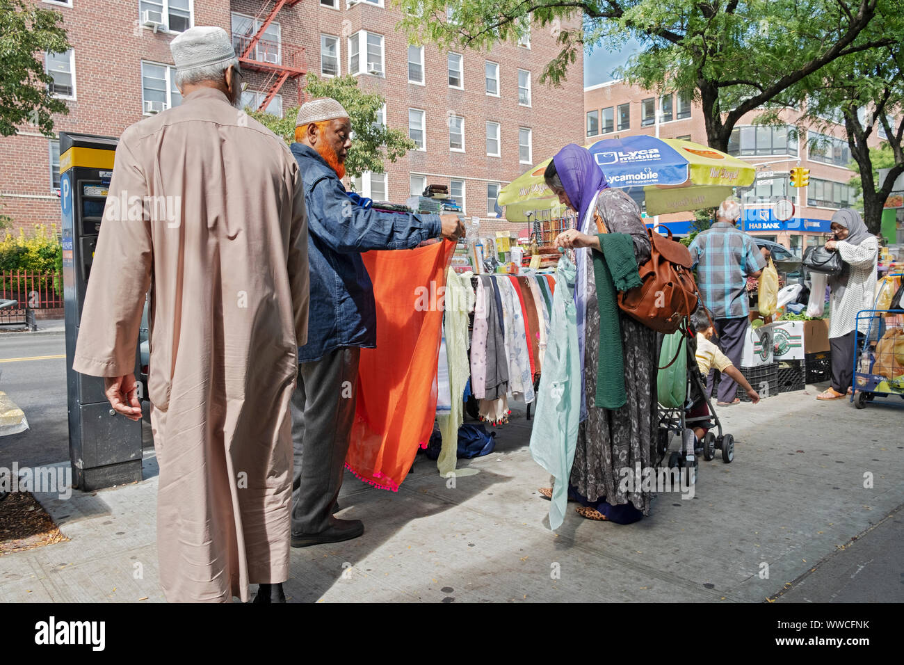 Les familles musulmanes shopping par les marchands sur 37th Avenue à Jackson Heights, Queens, New York. Banque D'Images