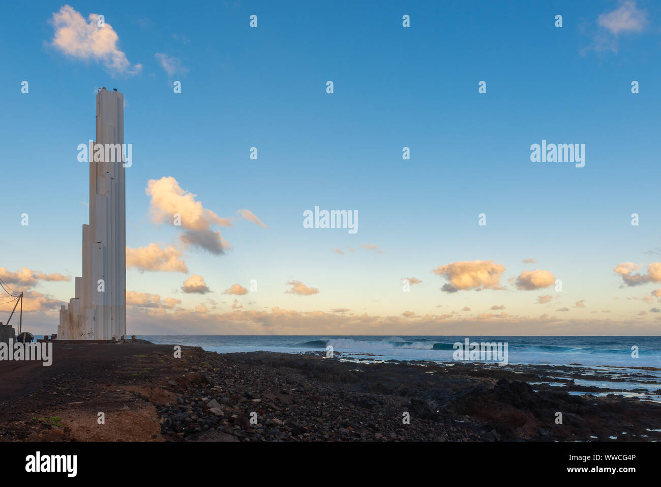 Phare de Punta del Hidalgo au lever du soleil, l'île de Ténérife, Espagne Banque D'Images