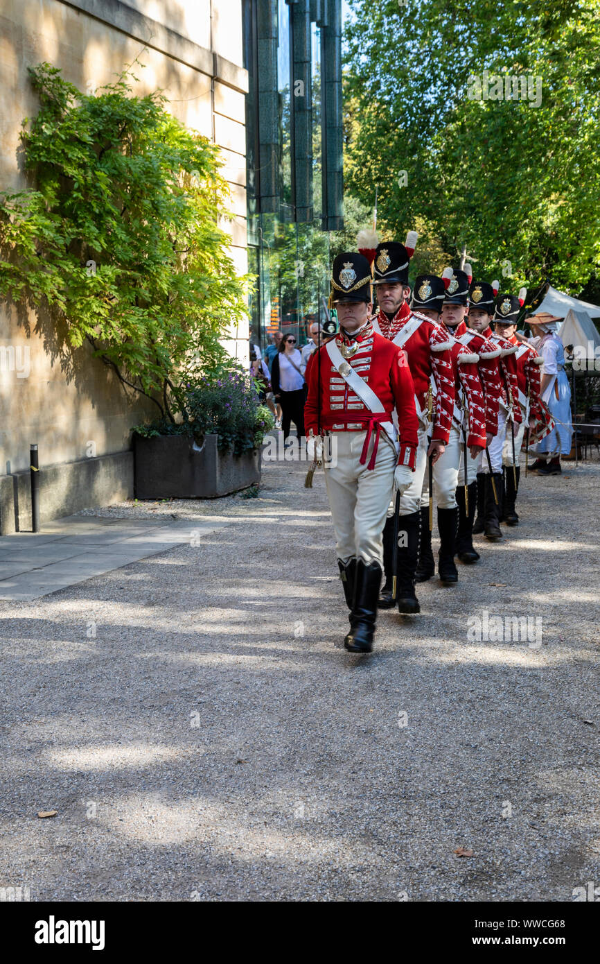 Jane Austen Festival 2019. La Grand Regency a cohabillé Promenade où plus de 500 personnes du monde entier se joignent à la procession officielle d'ouverture du festival Jane Austen vêtu de costumes d'époque. Bath, Angleterre, Royaume-Uni Banque D'Images