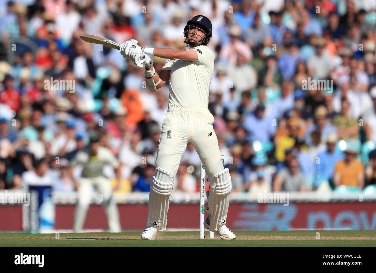 L'Angleterre Stuart large hits un six au cours de la quatrième journée de la cinquième test match à l'Ovale de Kia, Londres. Banque D'Images