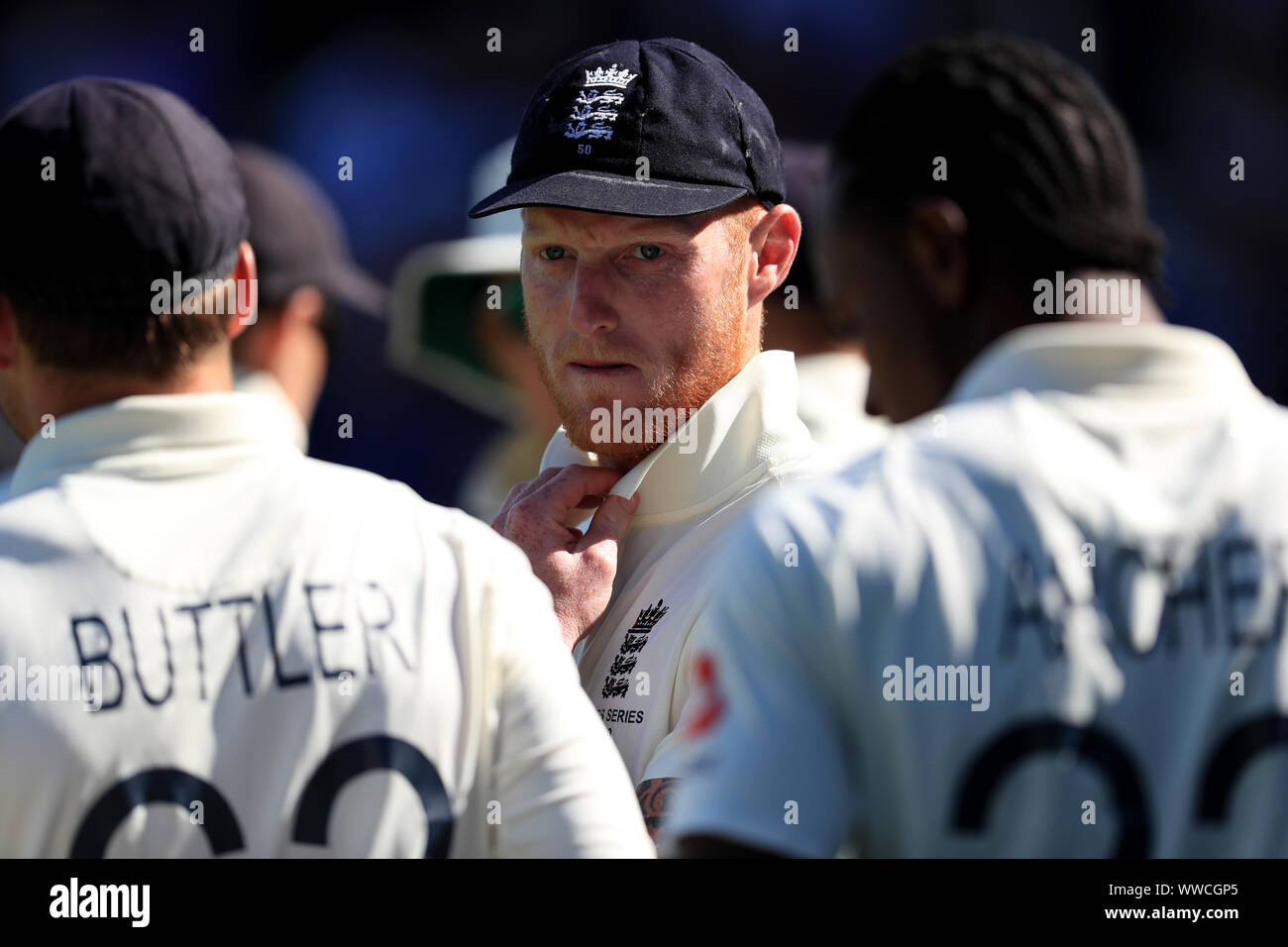 L'Angleterre Ben Stokes dans l'équipe se serrent pendant quatre jours de la cinquième test match à l'Ovale de Kia, Londres. Banque D'Images