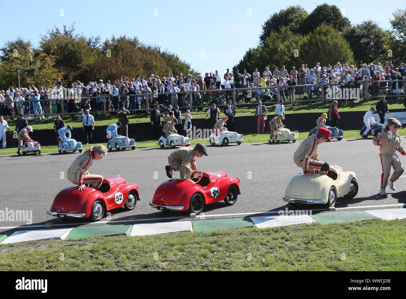 Goodwood, West Sussex, UK. 15 septembre 2019. Settrington Cup Austin J40 Voiture à pédale racers monter dans leur voiture à la course départ de la course partie 2 au Goodwood Revival à Goodwood, West Sussex, UK. © Malcolm Greig/Alamy Live News Banque D'Images