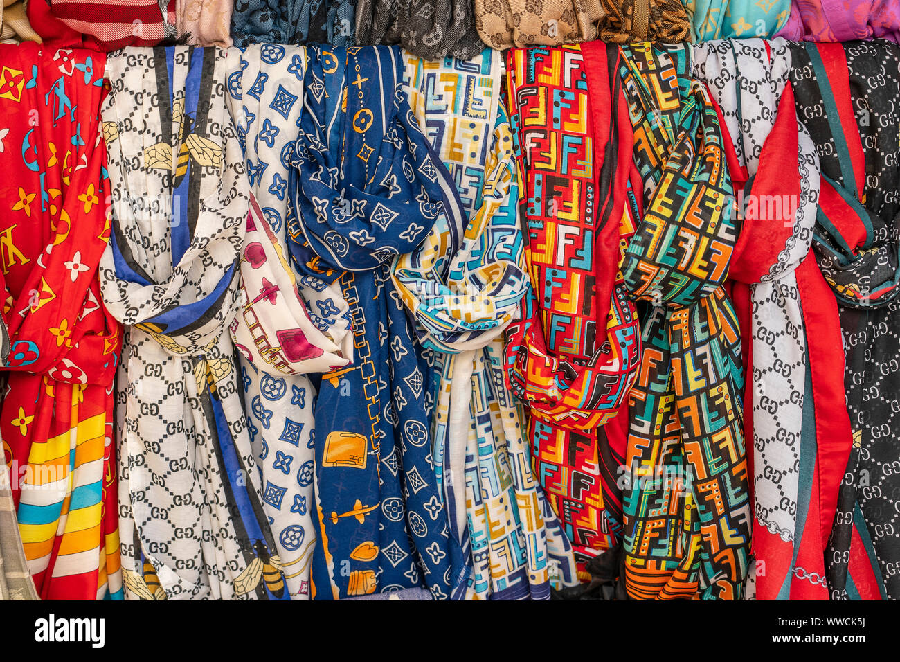 Foulards de soie colorées rangées de suspendu à un street market stall in  Bodrum, Turquie. Close up Photo Stock - Alamy