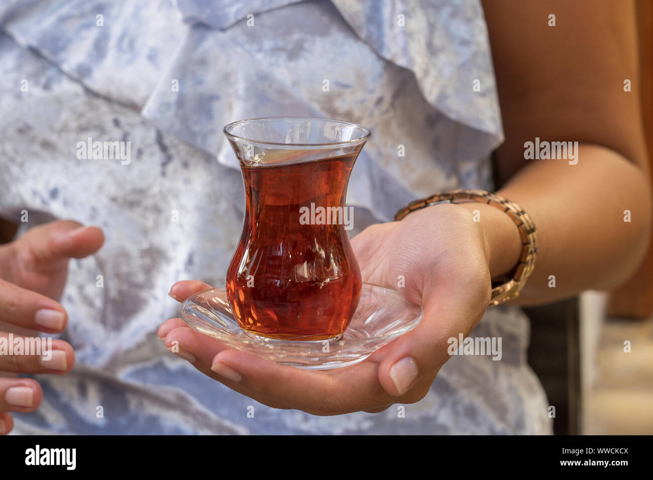 Close up of delicious thé turc traditionnel rouge avec verre en forme de poire dans la femme part, Turquie Banque D'Images