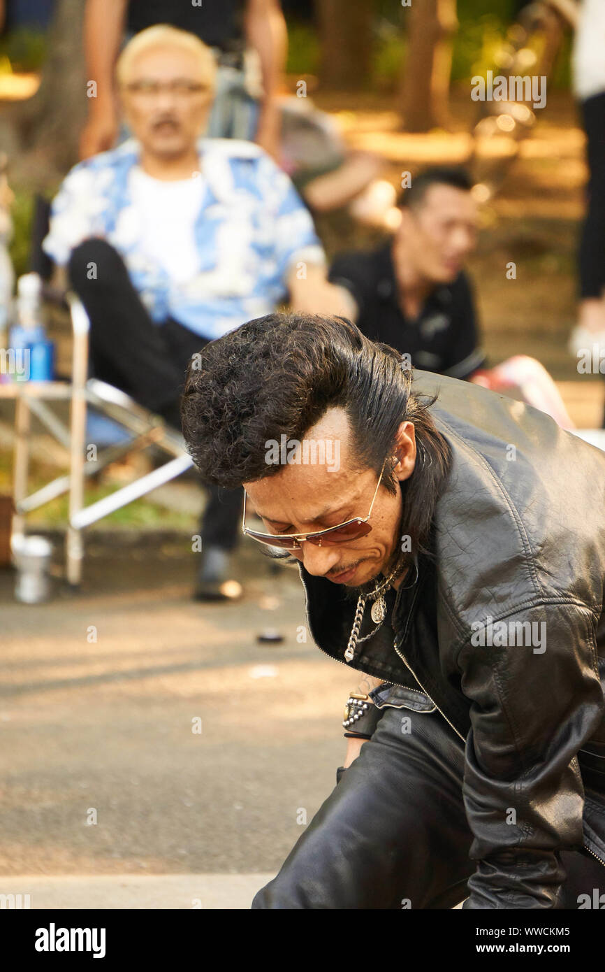 Un homme japonais membre des etrangers un Tokyo Rockabilly Club avec un pompadour et une veste et pantalon en cuir noir dansant au parc Yoyogi Photo Stock Alamy