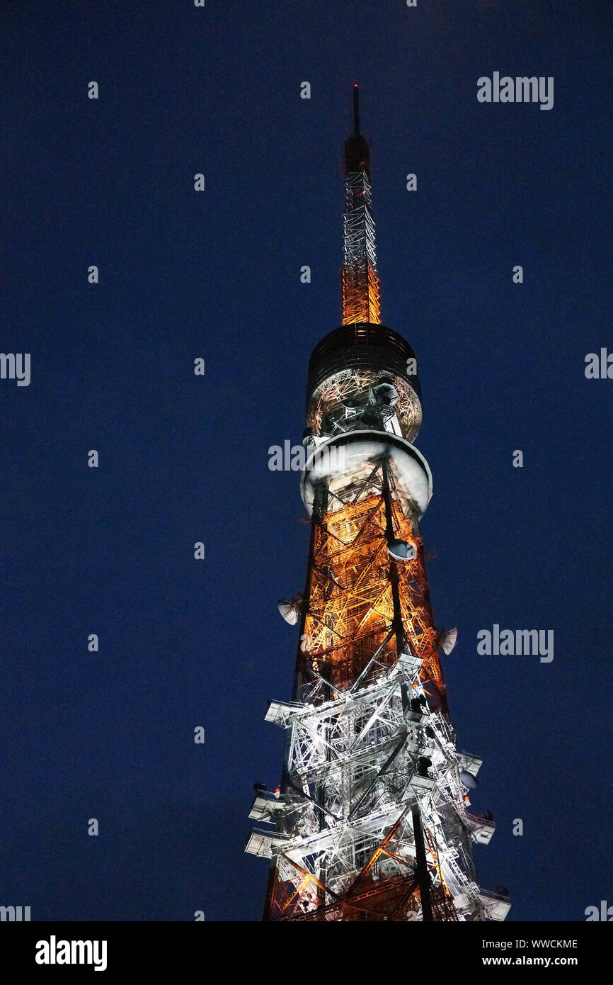 La tour internationale orange et blanche de Tokyo atteint le ciel nocturne lors d'une soirée d'été. Banque D'Images