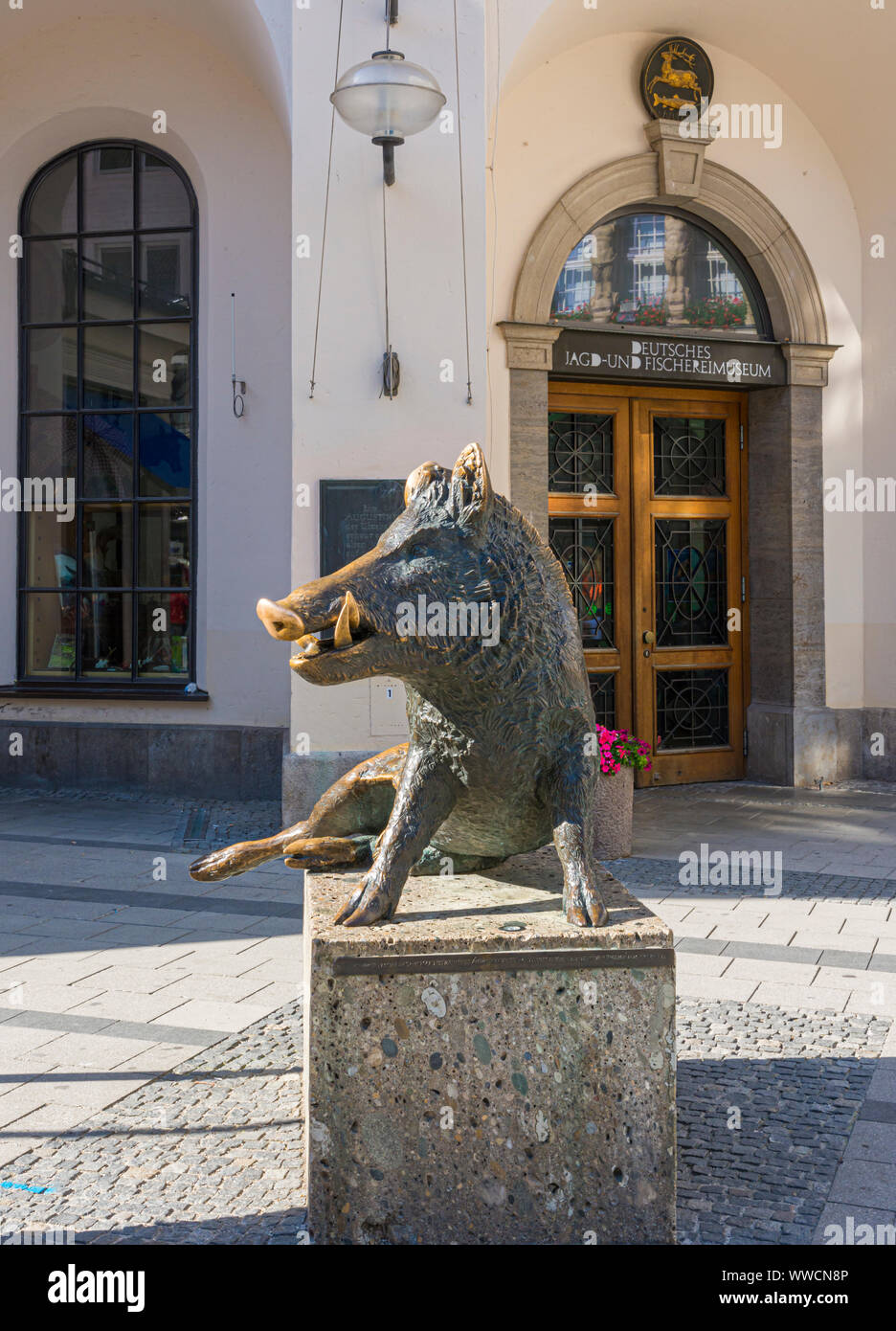 Sanglier en bronze statue à l'extérieur du Musée de la chasse et de la pêche, Munich, Allemagne Banque D'Images