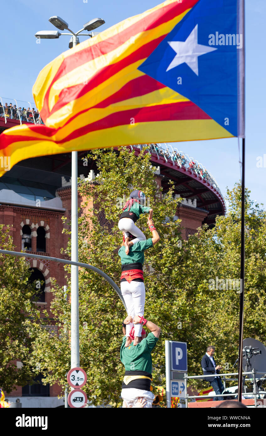 Groupe de personnes building tours humaines "Castellers" inependence au cours de la manifestation qui a eu lieu dans la journée nationale catalane 'La Diada". Banque D'Images