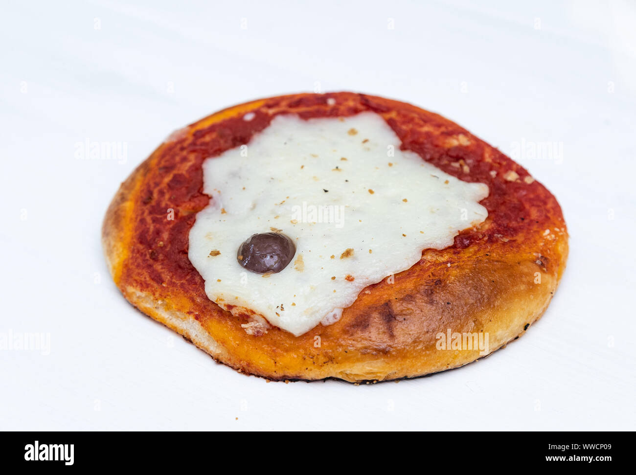 Pizzetta sicilien. Une rue typique de la nourriture de la Sicile. Faite avec l'olive, la tomate et le fromage. Banque D'Images