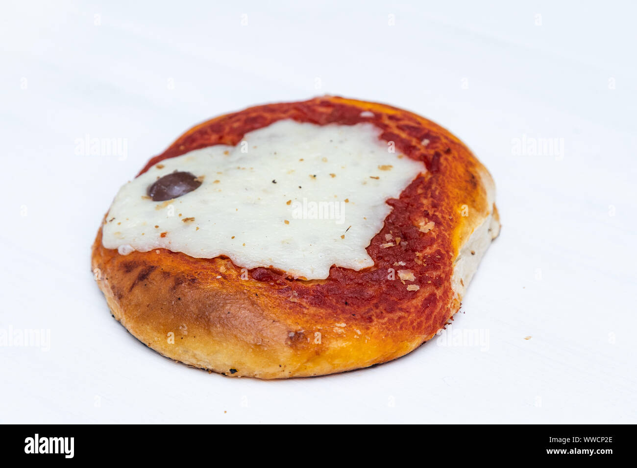 Pizzetta sicilien. Une rue typique de la nourriture de la Sicile. Faite avec l'olive, la tomate et le fromage. Banque D'Images