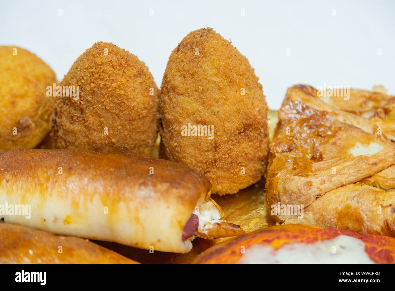 Cartocciata sicilien, Pizzetta, Cipollina et Arancino. Une rue typique de la nourriture de la Sicile. Faite avec du jambon, tomate, fromage et montée. Banque D'Images