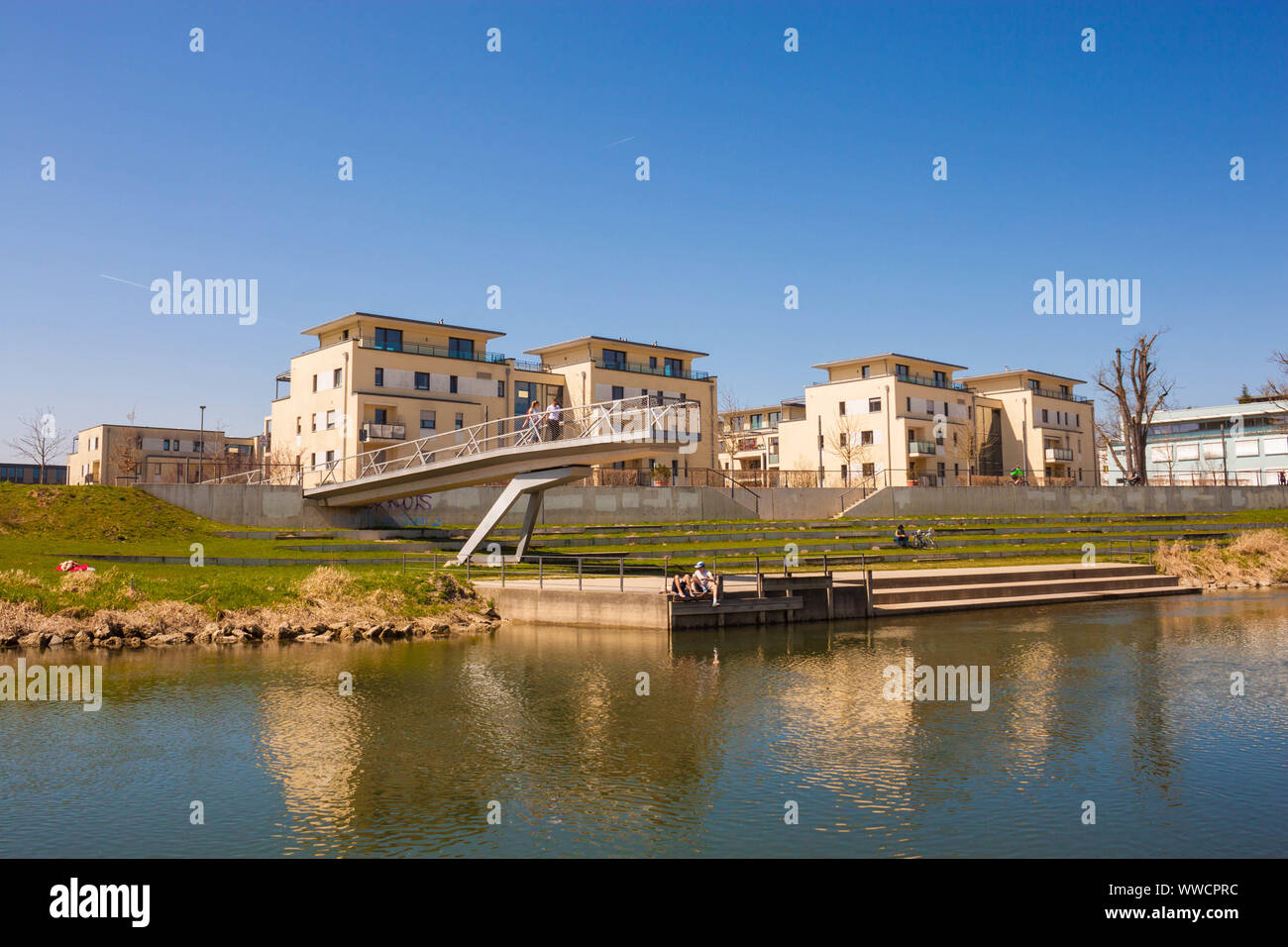 Rosenheim, Allemagne - le 8 avril 2018 : point de vue avec plate-forme d'observation, au confluent de l'Inn et Mangfall rivers. Banque D'Images