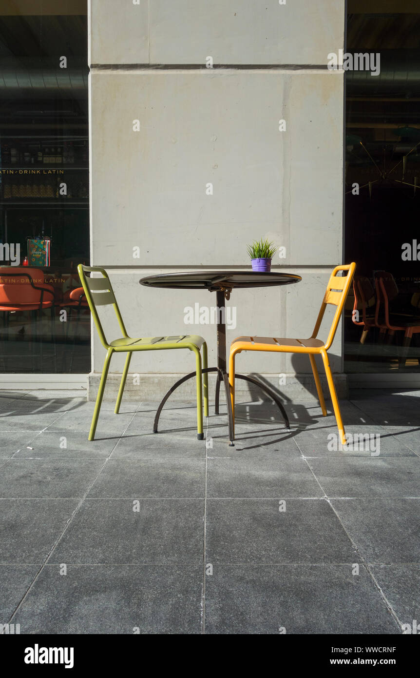 Table et chaises colorées Banque D'Images