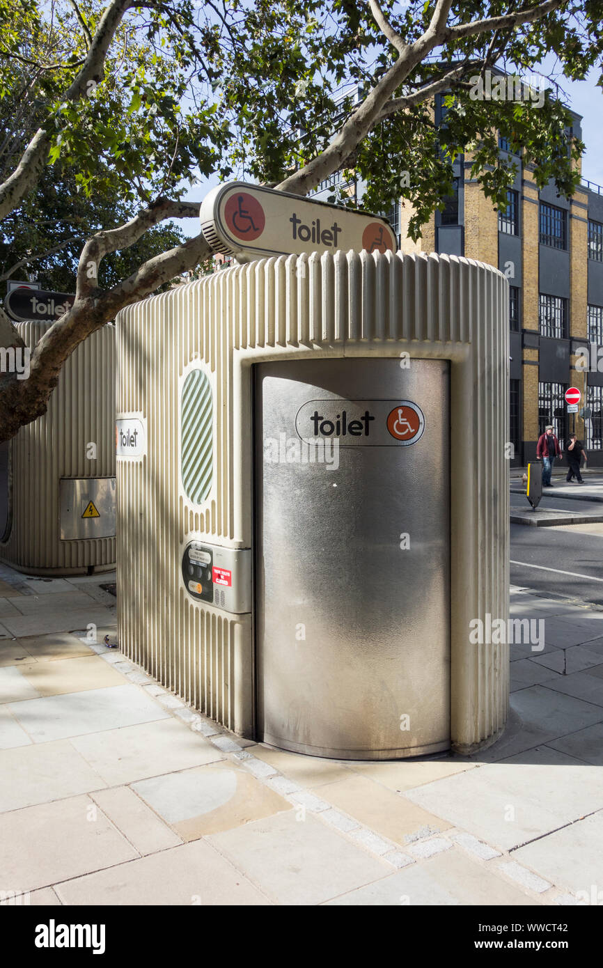 Installation de toilettes pour handicapés près de l'Édifice du levier sur Clerkenwell Road, London, EC1, UK Banque D'Images