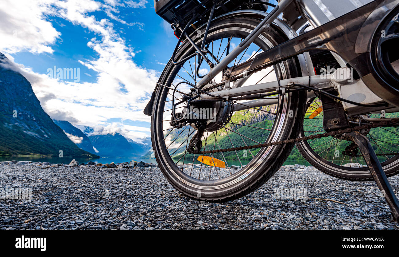 Vélo électrique sur le contexte de la nature de la Norvège Banque D'Images