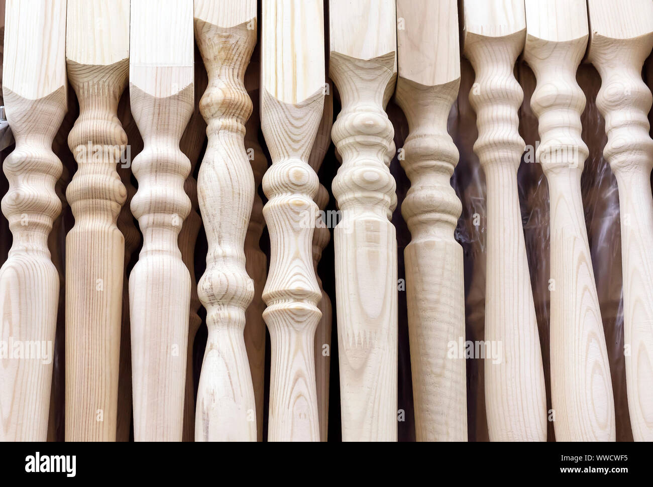 Balustres en bois de pin pour la rampe d'escalier. Banque D'Images