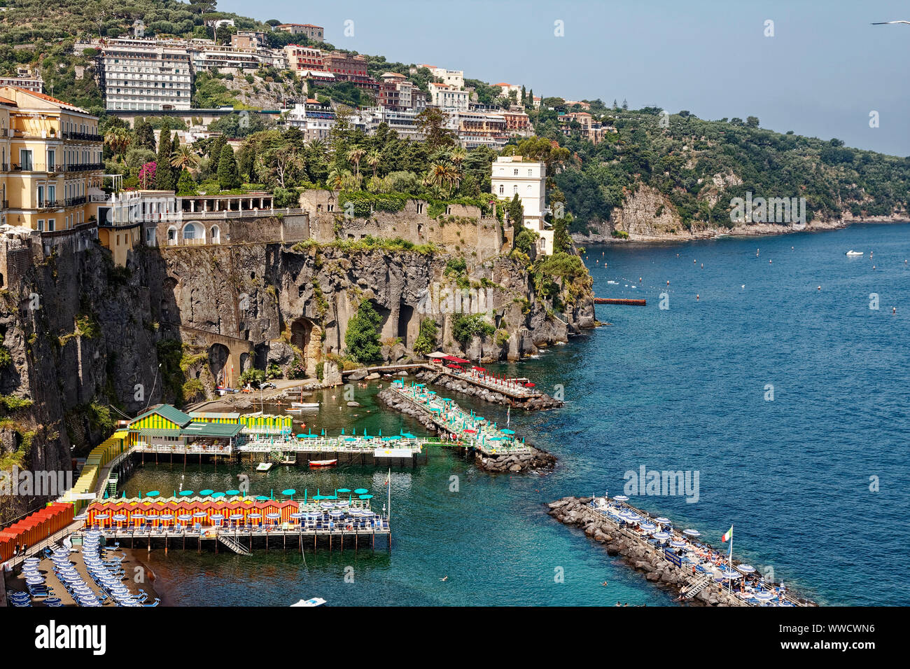 Paysage urbain, lieu de baignade, plage de sable, 2 quais, jetées, pierre 3 ; les bâtiments sur la côte, à flanc de rocher, des gens, des parasols, chaises de salon, baignoire chambre Banque D'Images