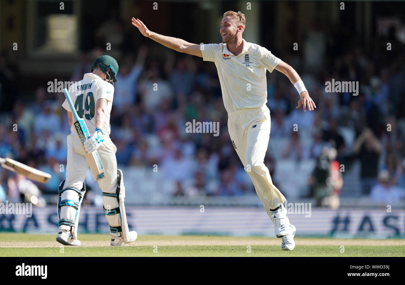 L'Angleterre Stuart large célèbre en tenant le wicket de position de l'Australie, Steve Smith au cours de la quatrième journée de la cinquième test match à l'Ovale de Kia, Londres. Banque D'Images